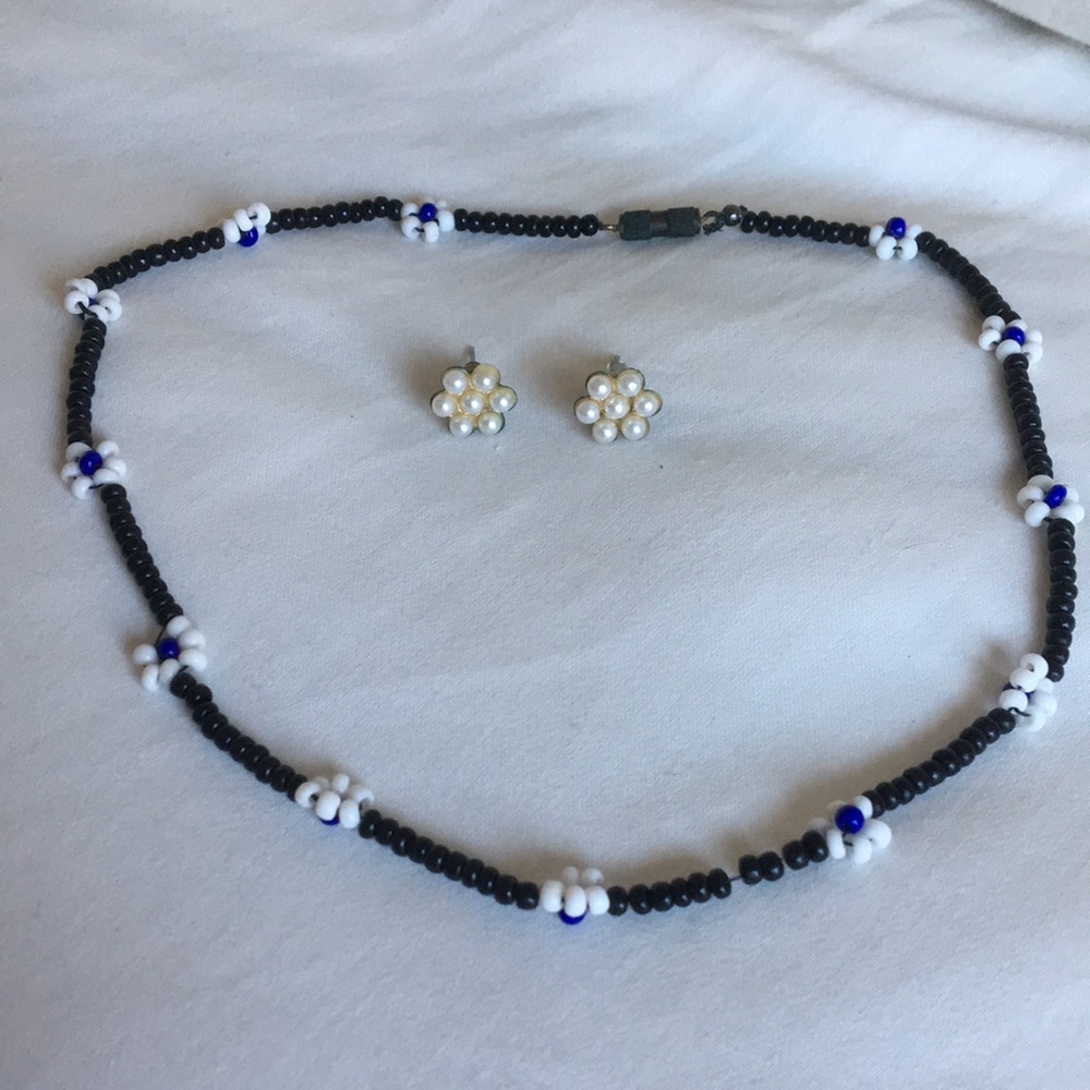 Daisy choker necklace and earrings